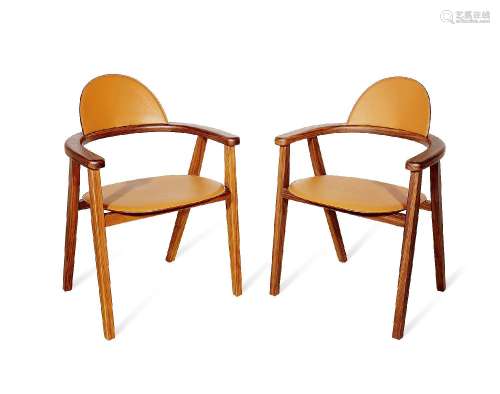 爱马仕 2021 金色 TAURILLON 小牛皮及核桃木椅子一组两件