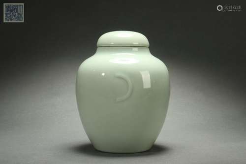 Chinese Yellowish Pea Green Glazed Covered Jar, Daoguang Rei...