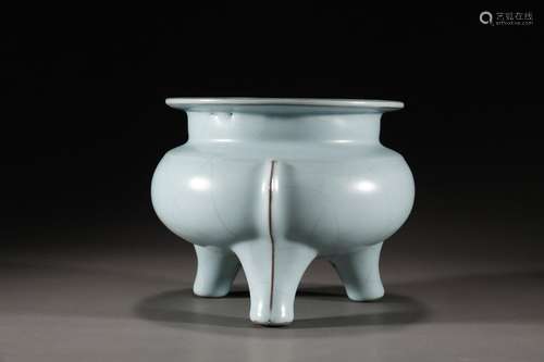 Chinese Guan Kiln Tri-legged Censer