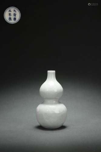 Sweet White Glazed Gourd-shaped Vase with Carved Design, Yon...