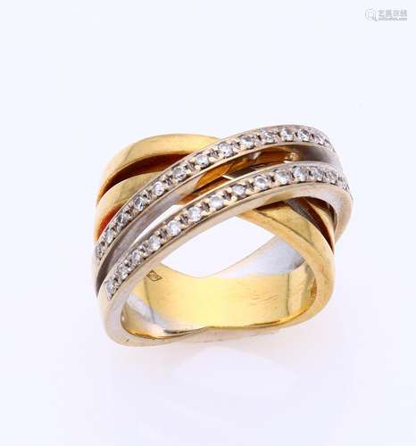 Gold ring with 2 lanes with diamond