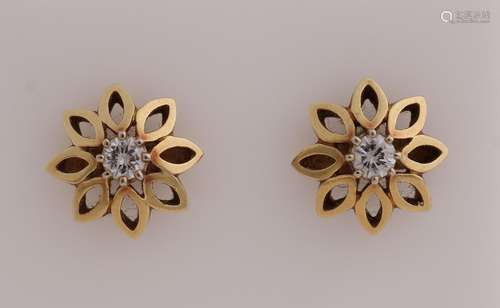 Yellow gold stud earrings with diamond