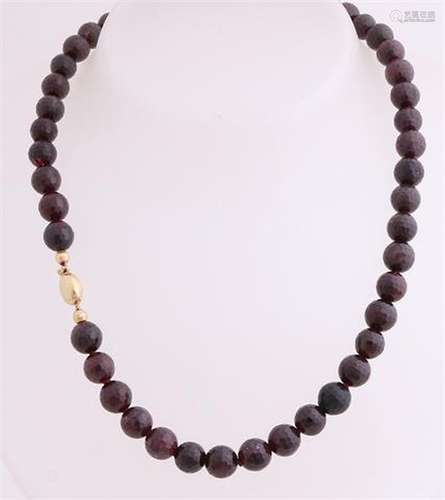 Necklace with garnet with gold lock