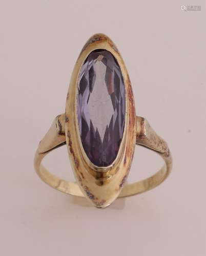 Gold ring with color changing garnet