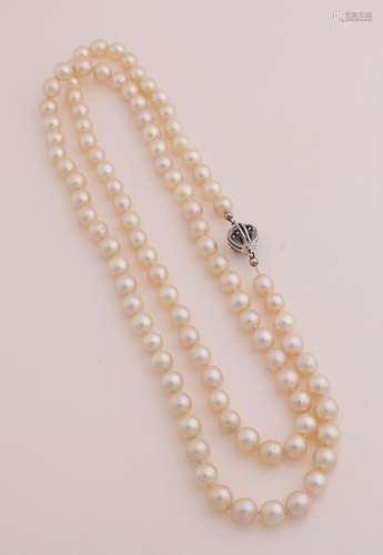 Pearl necklace with white gold lock