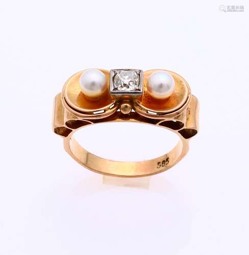 Gold ring with pearl and diamond