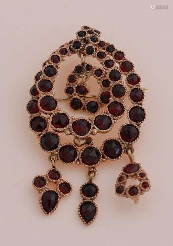 Gold brooch with garnet