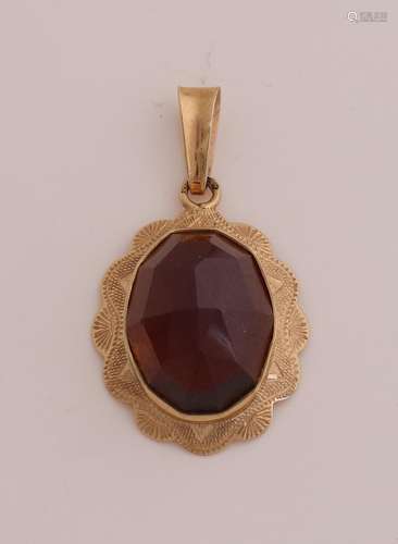 Gold pendant with garnet