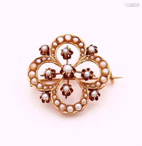 Gold brooch with pearls