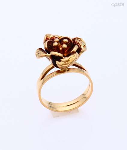 Gold ring with flower