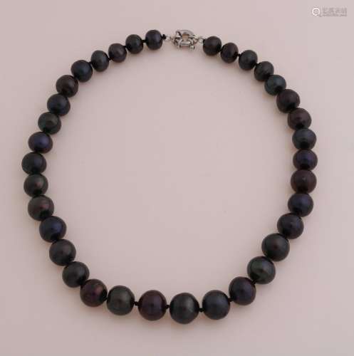 Necklace of black freshwater pearls