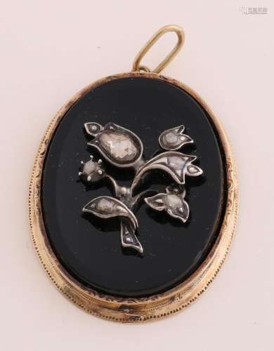Gold pendant with onyx and diamond