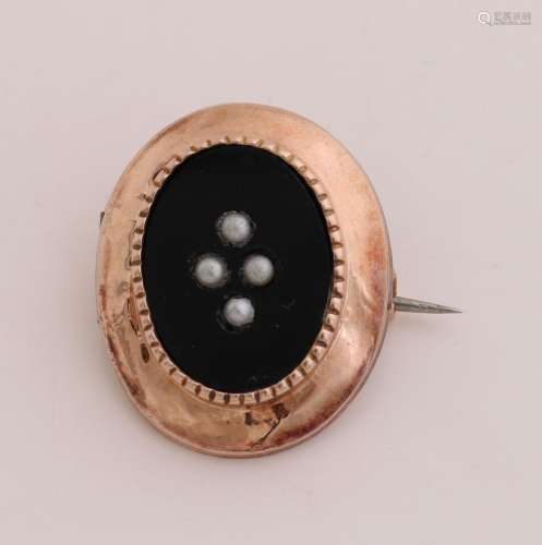 Gold brooch with onyx and pearls