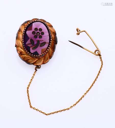 Gold brooch with amethyst