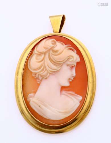 Yellow gold pendant brooch with cameo.