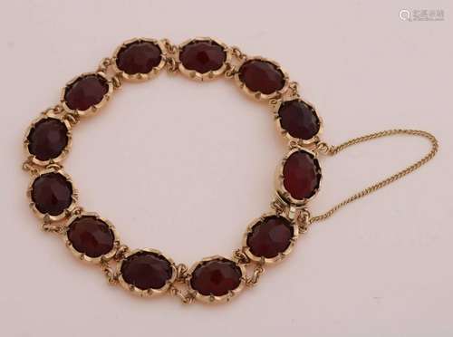 Gold bracelet with carnelian