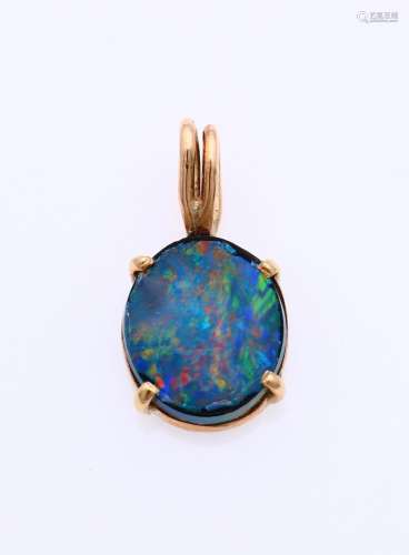 Gold pendant with opal
