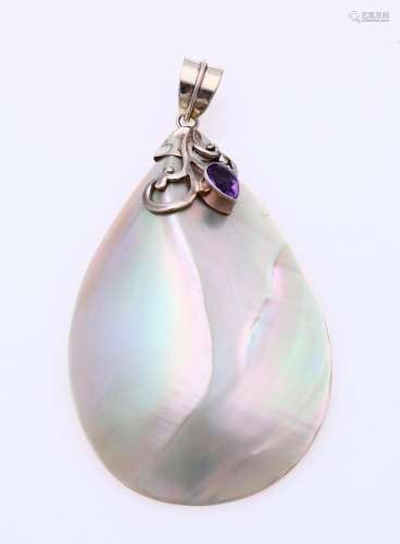 Silver pendant with mother-of-pearl