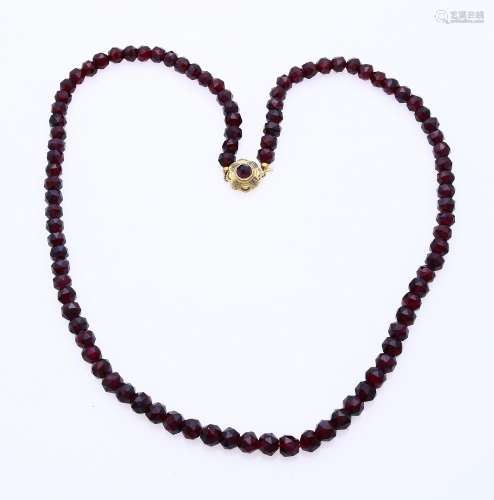 Garnet necklace with gold lock