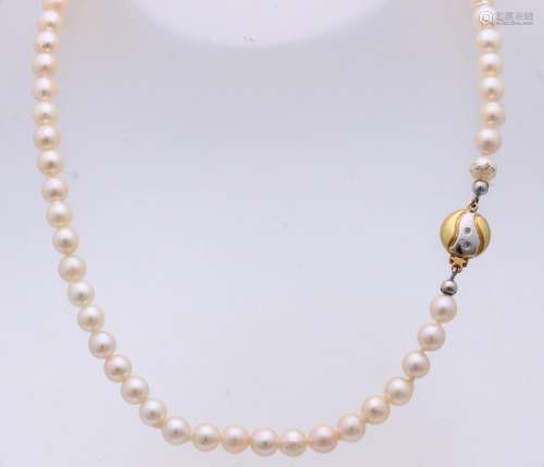 Pearl necklace with gold lock