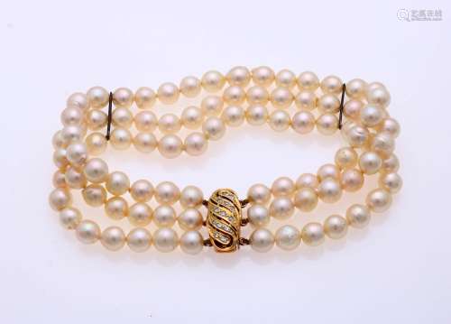 Pearl bracelet with gold lock