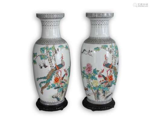 Pair of Chinese Famille Rose Porcelain Vase,Mark