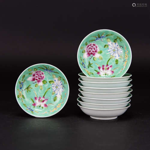 A GROUP OF 9 FAMILLE ROSE SAUCER DISHES