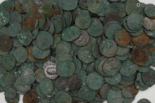 Lot de 250 Antoniniens variés de Gordien III à VictorinEn le...