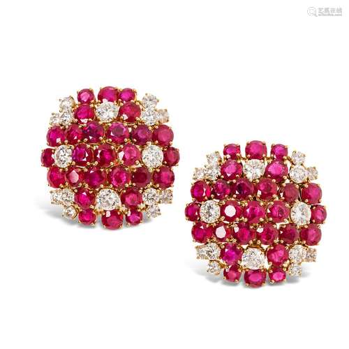 JAHANPaire de clips d'oreilles en or 18K (750) dessinant cha...