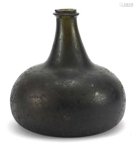 17th/18th century green glass onion bottle, 14.5cm high