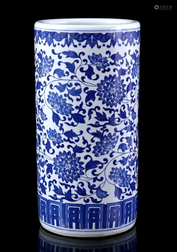 Porcelain roll vase