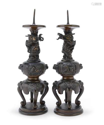 A PAIR OF BRONZE CANDLESTICKS, JAPAN LATE 19TH CENTURY