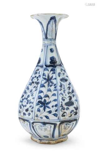 A BLUE AND WHITE PORCELAIN VASE, CHINA 19TH CENTURY