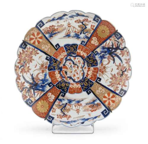 A LARGE POLYCHROME DECORATED PORCELAIN DISH, JAPAN ERALY 20T...