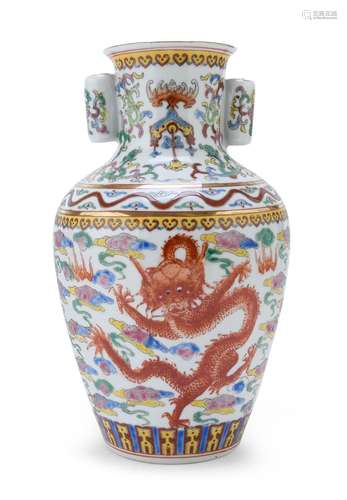 A POLYCHROME-ENAMELED PORCELAIN VASE, CHINA 20TH CENTURY