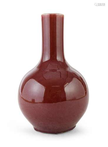 A RED-GLAZED PORCELAIN VASE, CHINA 20TH CENTURY