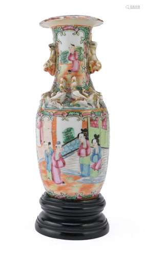 A SMALL PORCELAIN ENAMELED VASE, CHINA LATE 19TH CENTURY