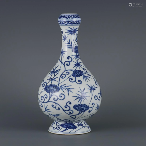 CHINESE BLUE-AND-WHITE GARLIC-HEAD VASE DEPICTING 'GANO...