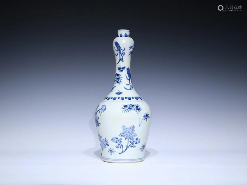 CHINESE BLUE-AND-WHITE GARLIC-HEAD VASE DEPICTING 'FLOR...