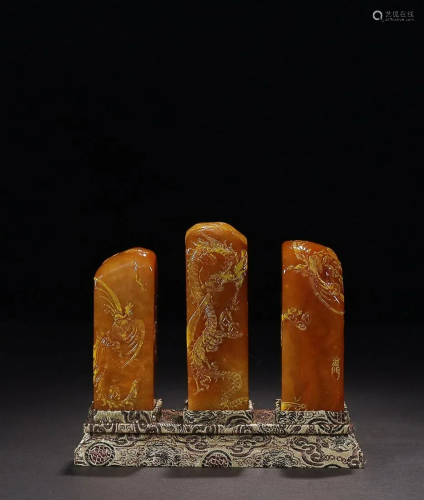 THREE CHINESE TIANHUANG STONE SEALS WITH CARVED 'DRAGON...