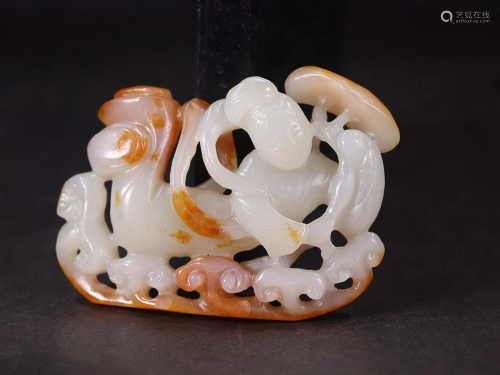 CHINESE HETIAN JADE ORNAMENT WITH CARVED 'APSARA'