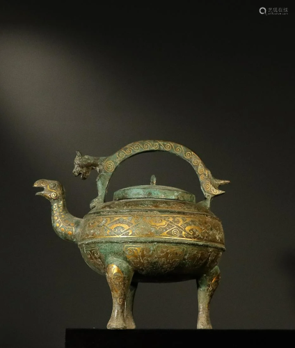 CHINESE GOLD-INLAID BRONZE LOOP-HANDLED EWER ON THREE LEGS