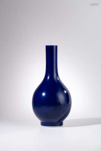 清中期 霁蓝釉胆瓶