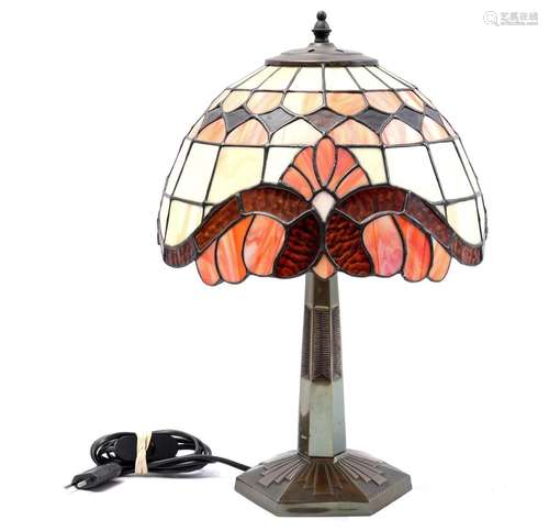 Tiffany style table lamp, 46 cm high