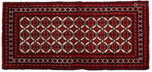 Wool carpet with oriental motif