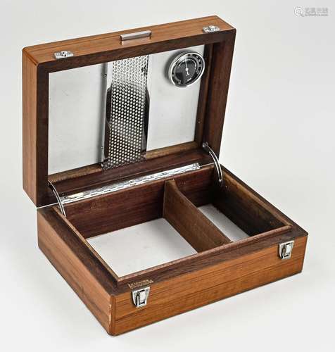 Cigar humidor