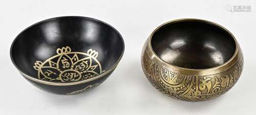 Two Tibetan singing bowls Ø 11 - 12.4 cm.