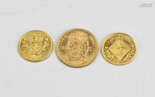Three gold coins/token