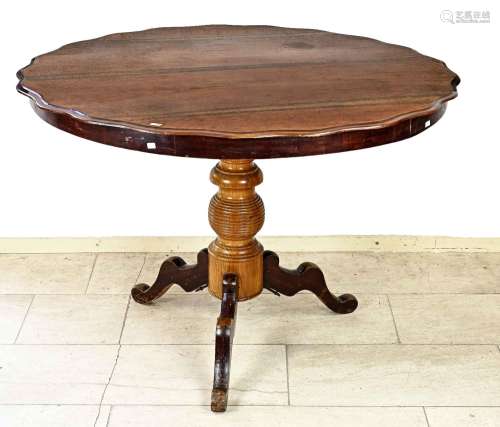 Round mahogany dining table Ø 82 cm.