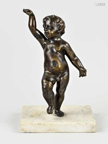 Bronze putti, H 23 cm.